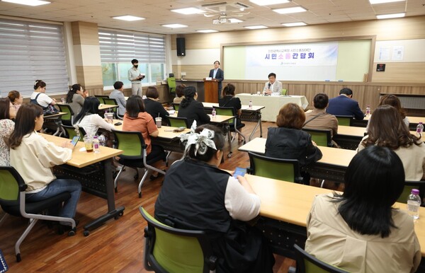 도성훈 인천시교육감이 미추홀구 시민소통참여단과 소통간담회를 하고 있다. 사진/인천시교육청 제공