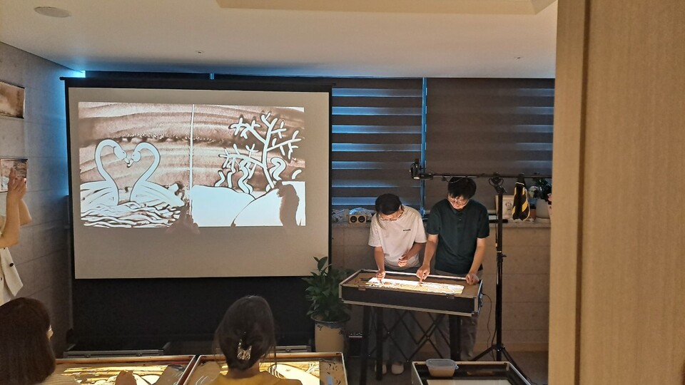 학교 진로교육 내실화 및 수업개선 교사 연수를 위한 샌드아트 실습이 진행되고 있다. 사진/인천시 교육청 제공