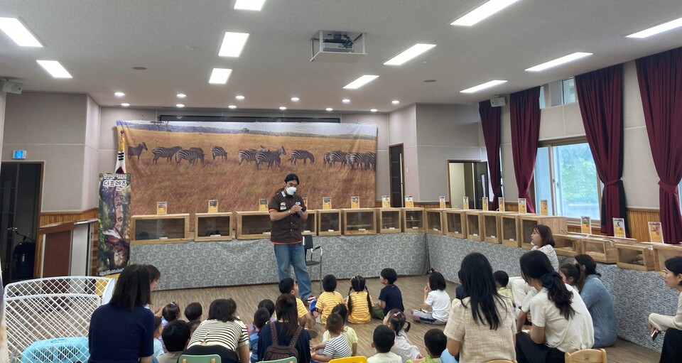 장애 및 비장애 영유아 대상으로 동물 체험 프로그램이 진행되고 있다. 사진/인천시 교육청 제공