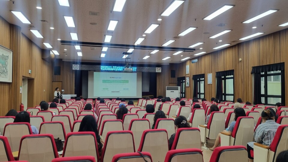 다리꿈 심리상담센터 소장 김형숙 교수가 학교폭력피해 학생 이해와 상담 개입 연수를 진행하고 있다. 사진/인천시 교육청 제공