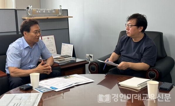 인터뷰를 하고 있는 인천교총 회장 이대형(좌)과 본지 교육부장 홍동윤(우)