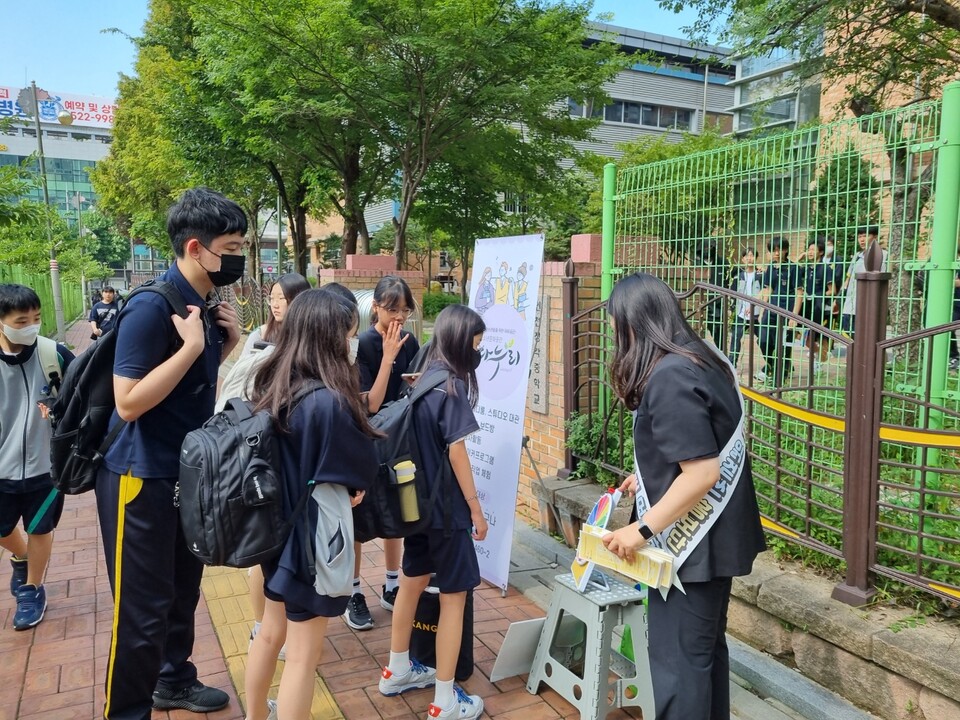 인천광역시교육청중앙도서관 다누리, 하굣길 홍보활동 실시, 사진/인천시교육청 제공