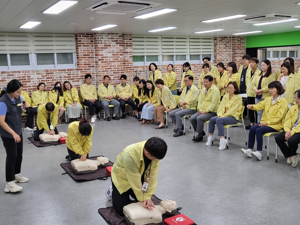 인천동부교육지원청, 민방공 대피훈련 및 심폐소생술 교육 실시, 사진/인천시교육청 제공