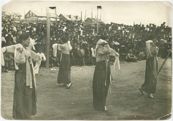                                        블라디보스토크 신한촌 운동장에서 공연하는 배우들 