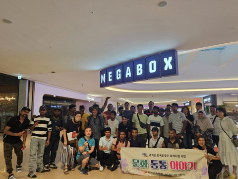 ‘문화통통이야기’ 행사 참가자들이 안성 스타필드에서 단체 영화관람을 하고 있다. 사진/한국교육협회 제공