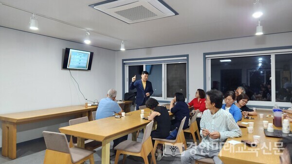 수료식 후 워크숍에서 게이미피케이션을 진행하는 사진