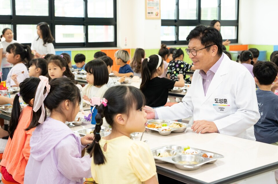 도성훈 인천광역시교육감, 인천담방초 학교급식 현장 특별점검, 사진/인천시교육청 제공