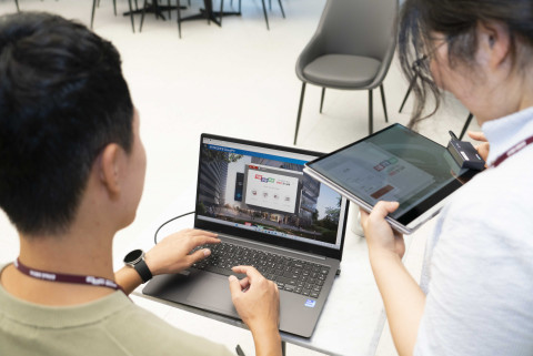 경기도교육청 직원들이 사무실 외부에서 업무를 보고 있다. 사진/SK텔레콤 제공