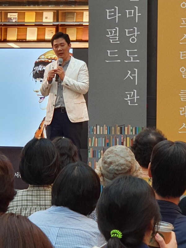 마법치유(마음사용법치유)에 대해 강의하는 마법치유학교 박이철 교장, 사진/박이철 교장 제공