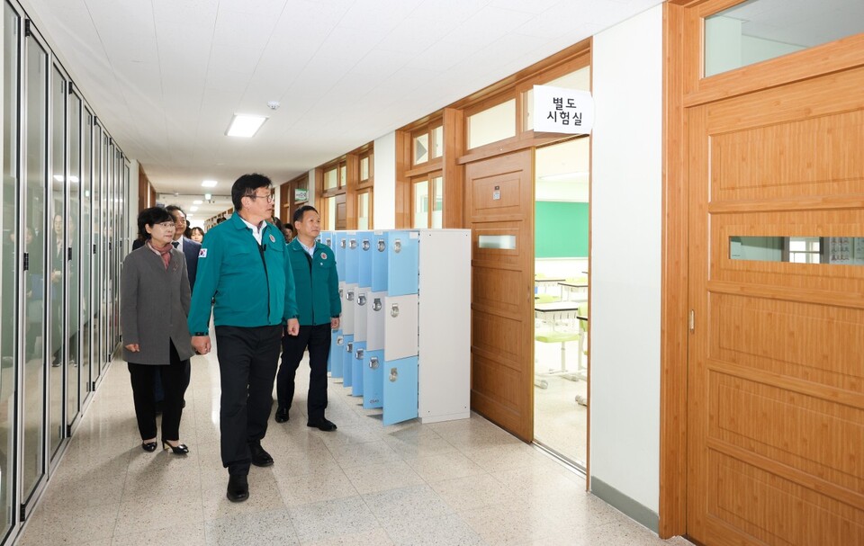 도성훈 인천광역시교육감, 2024학년도 수능 시험장 최종 준비 상황 점검, 사진/인천시교육청 제공