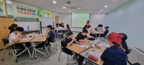 ‘어느 멋진 날’ 참여 가족들이 3회차 TCI 기질검사를 받고 있다. 사진/시립화곡청소년센터 제공