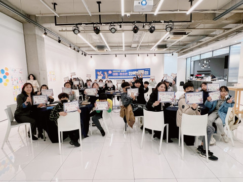 2023년 서초구 아동·청소년 정책토론회 참가자들이 기념사진을 촬영하고 있다. 사진/서초유스센터 제공