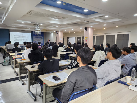 11월 미지센터에서 진행한 UNGO 진로여행의밤 2회차 유엔난민기구(UNHCR)편 강연회 모습, 사진/서울시립청소년문화교류센터 제공