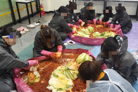 동작구학교밖청소년지원센터에서 학교 밖 청소년들과 직원이 함께 독거 어르신들에게 전달할 김장김치를 담그고 있다. 사진/동작구학교밖청소년지원센터 제공