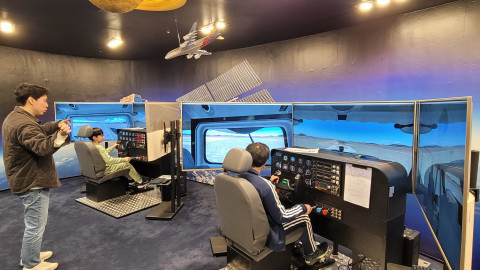 시립화곡청소년센터 HG항공우주국에서 비행 조종 실습 중인 청소년, 사진/시립화곡청소년센터 제공