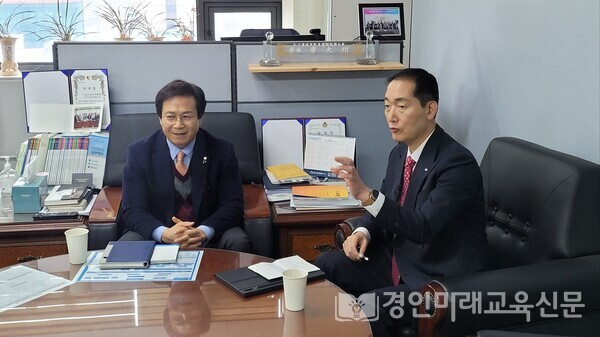 이대형 인천교총회장(좌). 조용호 경인미래교육신문 발행인(우).