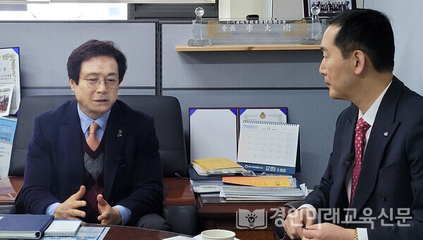 재임 1주년 인터뷰 모습, 이대형 인천교총 회장(좌)  조용호 경인미래교육신문 발행인(우)