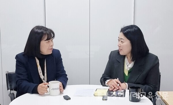 대담을 하고 있는 이미숙 인천환경교육센터장(좌), 김경옥 기자(우).