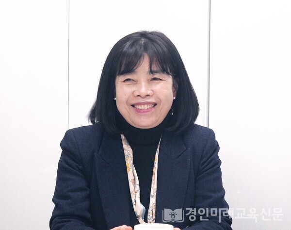 인터뷰 중에 환하게 웃고 있는 이미숙 인천환경교육센터장