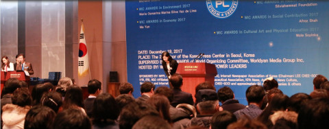 2017년 12월 19일 한국프레스센터 20층 국제회의장에서 개최된 세계학교폭력추방본부(SVEH) 출범식에서 세계청년리더총연맹 이산하 총재(CEO)가 ‘학교폭력 추방을 위한 윤리강령 및 행동강령’의 제정 및 선포에 앞서 내빈들에게 인사를 하고 있다. 사진/세계청년리더총연맹 제공