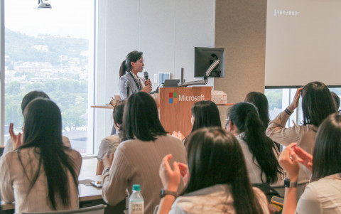 특성화고 학생들이 마이크로소프트 임직원 멘토링을 받고 있다. 사진/사단법인 점프 제공