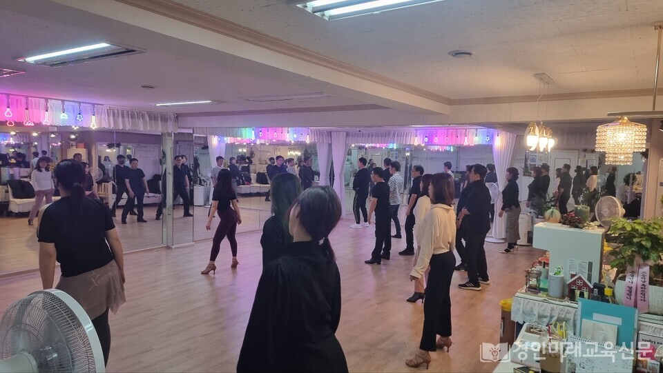 한창 수업에 열중하고 있는 수강생들