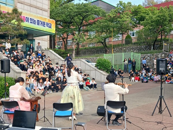 ‘학교로 찾아가는 음악회’를 통해 학생들의 정서 지원 및 문화예술과 함께 하는 행복한 학교문화 조성. 사진/인천광역시교육청 제공
