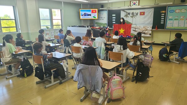 관내 초등학생을 대상으로 세계시민의식 함양 프로그램 「찾아가는 다문화 체험 교실」을 5월 13일부터 10월 31일까지 운영한다. 사진/인천광역시교육청 제공