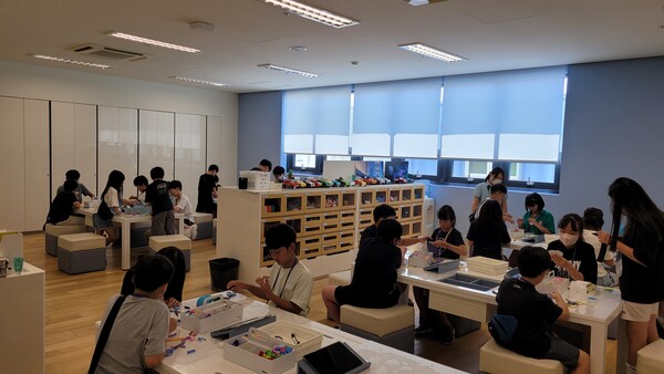 초등학생이 미래과학자캠프에 참여해 만들기를 하고 있다. 사진/인천시교육청과학정보원 제공