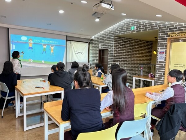 나도 청소년 작가, '청글담' 수업 모습, 사진/인천시교육청중앙도서관 제공