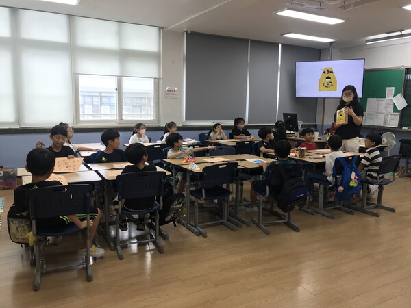 경기성남교육도서관,  독서전문가가 늘봄학교 인성교육을 진행하고 있는 중이다, 사진 / 경기성남교육도서관 제공