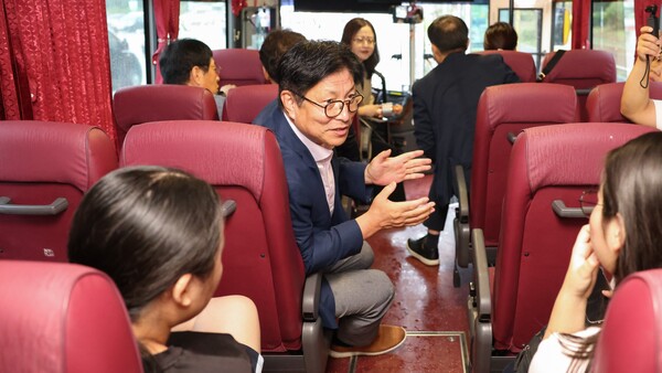 '학생성공버스' 오른 도성훈 인천시교육감,  등교하는 학생들과 현장에서 소통하는 중이다, 사진 / 인천시교육청 제공