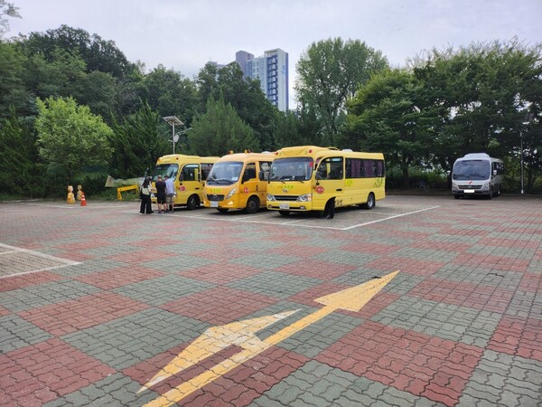 인천남부·북부교육지원청,  학원 어린이통학버스 관계부처 합동점검 실시하는 중이다, 사진 / 인천남부·북부교육지원청 제공