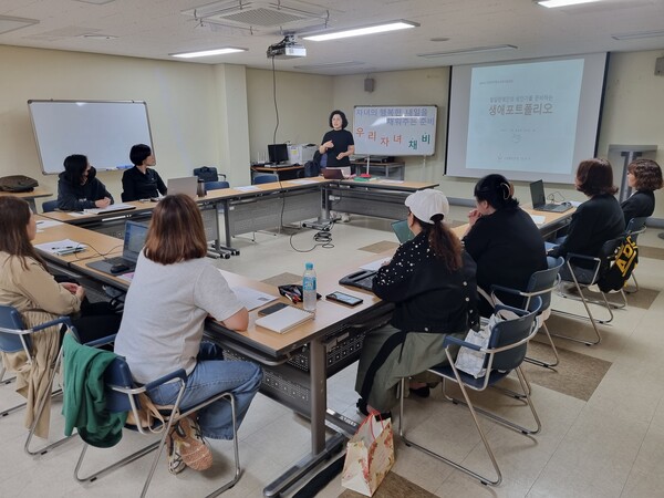 인천북부교육지원청,읽걷쓰 기반 특수교육 학부모대상생애포트폴리오 제작 프로그램 운영했다. 사진 / 인천광역시교육청 제공