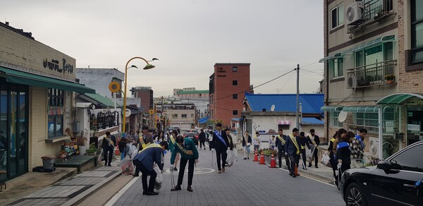 인천광역시남부교육지원청,개항장 역사문화길 ‘청렴쓰담걷기’ 한마당을 진행했다. 사진 / 인천광역시교육청 제공