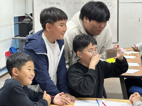 백령종합사회복지관에서 백령도 초등학생들이 미디어 교육을 받고 있다. 사진 / 시청자미디어재단 제공