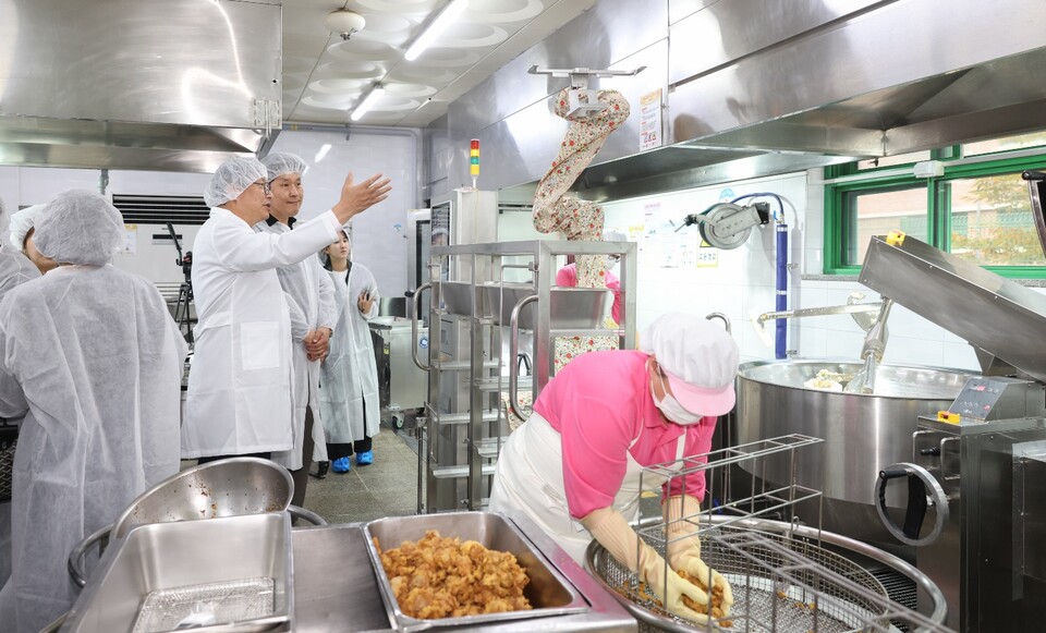 인천광역시교육청,인천형 학교 급식 조리 로봇 도입 시연했다. 사진 / 인천광역시교육청 제공