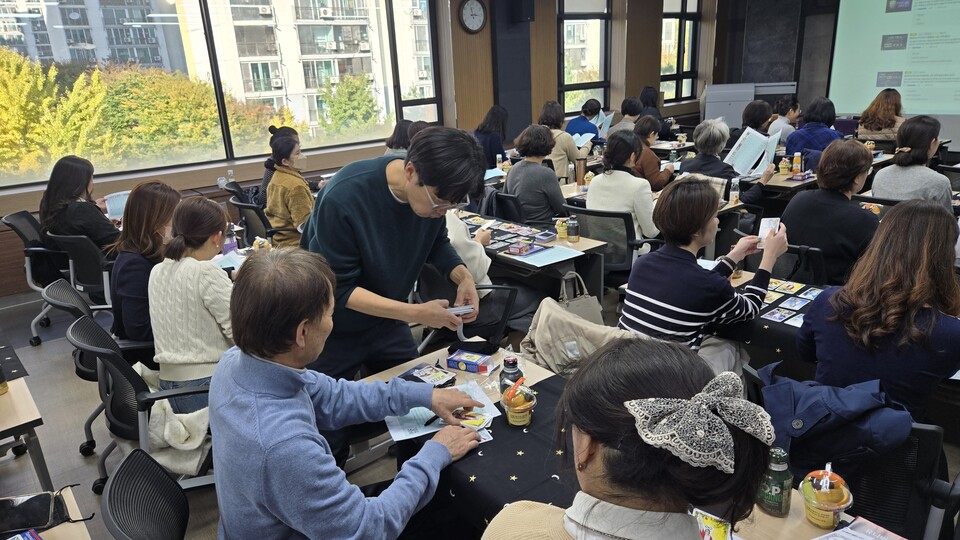 인천동부교육지원청,‘관계를 만들어 가는 공감대화 타로상담 인성교육연수’ 운영했다. 사진 / 인천광역시교육청 제공