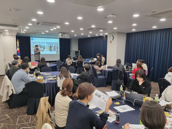 초등교사들이 모여 디지털 수업 역량 강화 연수를 실시하는 중이다, 사진 / 인천남부교육지원청 제공