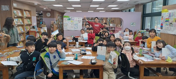 ​의정부 배영초등학교 학생들이 정진호 작가와의 만남을 기념하여 사진 촬영을 진행했다 / 의정부 배영초등학교 제공