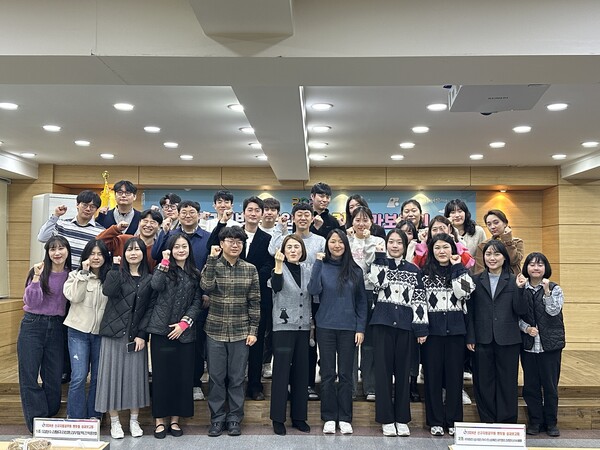 인천남부교육지원청이  2024년 신규 공무원 멘토링 성과 보고회를 개최하는 기념사진을 촬영 중이다, 사진 / 인천남부교육지원청 제공