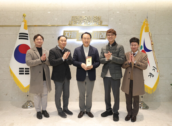 임태희 교육감이 소상공인시장진흥공단 노동조합으로부터 감사패를 받았다, 사진 / 경기도교육청 제공