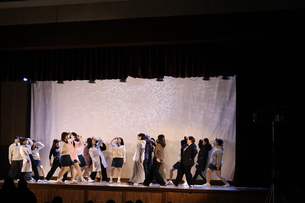 의정부여자중학교에서 학교 자율과정으로 뮤지컬 페스티벌을 개최하였다(과유불급), 사진 / 의정부여자중학교 제공
