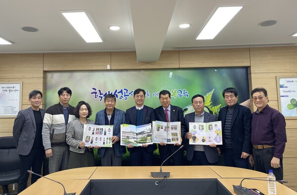 인천남부교육지원청이 도서 지역 소규모 학교 졸업 앨범 전달식을 개최하였다, 사진 / 인천남부교육지원청 제공