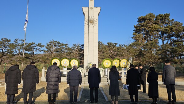 경기도연천교육지원청이 현충탑 참배로 새해 업무를 시작했다, 사진 / 경기도연천교육지원청 제공