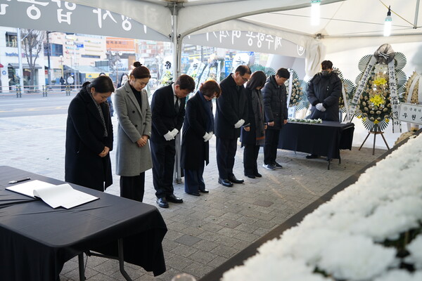 의정부교육지원청 원순자 교육장이 을사년 새해 맞아 현충탑 및 여객기 사고 희생자 합동분향소를 방문했다, 사진 / 의정부교육지원청 제공