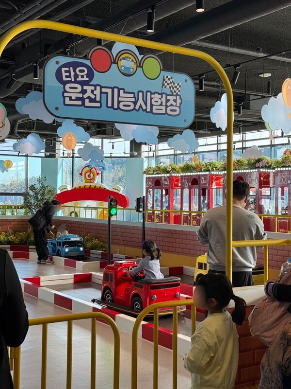 인천남부교육지원청이 운영한 유·초·중 특수교육대상학생 겨울방학 가족지원 프로그램을 참여한 가족들이 즐거운 시간을 보내는 중이다, 사진 / 인천남부교육지원청 제공