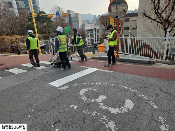 성남교육지원청이 2024년 학생들의 안전한 통학환경 조성을 위한 학교밖 통학로 환경 개선을 추진하였다, 사진 / 성남교육지원청 제공