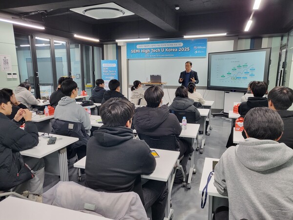 경기도교육청미래과학교육원이 고등학생 대상 반도체 진로체험 프로그램을 운영 중이다, 사진 / 경기도교육청미래과학교육원 제공