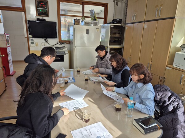 인천남부교육지원청이 유치원 재개원 지원을 위해 현장에서 회의 중이다, 사진 / 인천남부교육지원청 제공